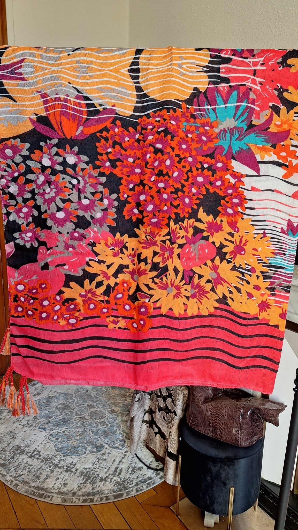 Foulard rose à motifs fleuris
