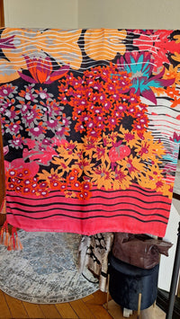 Foulard rose à motifs fleuris