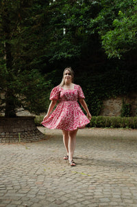 robe fluide et légère encolure carrée