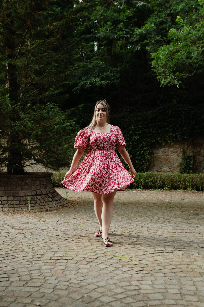 robe fluide et légère encolure carrée