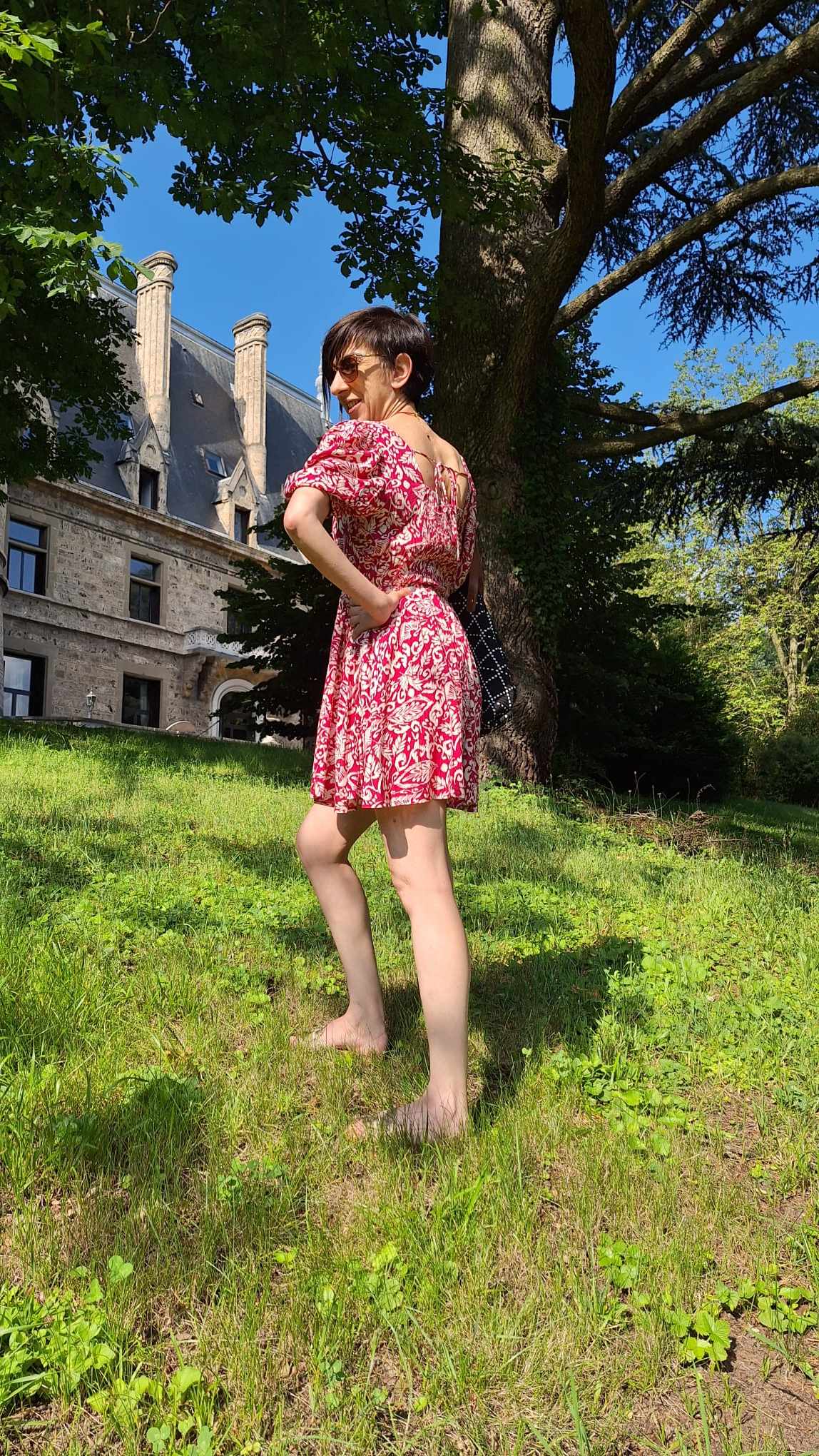 robe courte à imprimé floral avec dos froncé